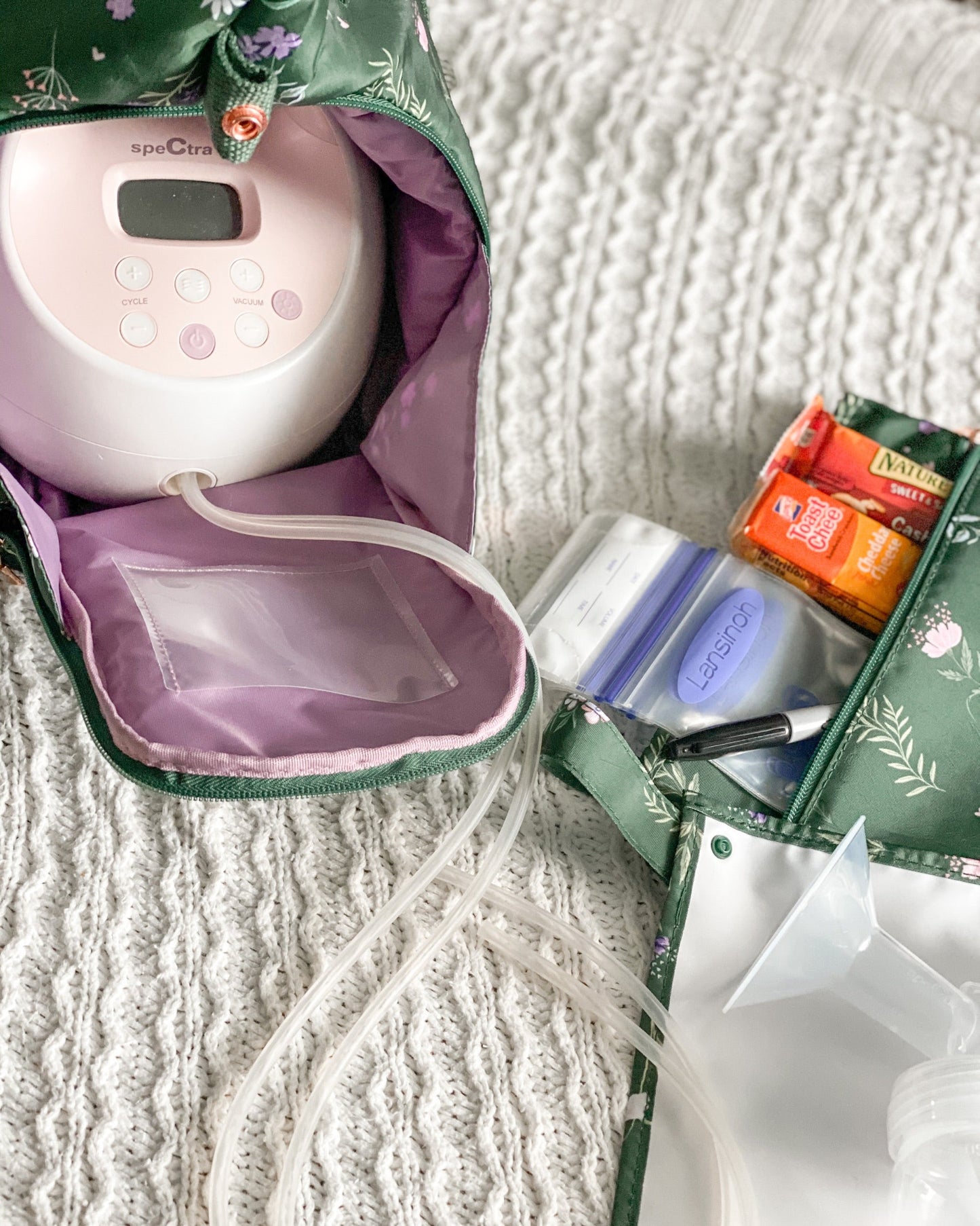Lizzy Breast Pump Tote by Sarah Wells – Lightweight, Easy-Clean Bag with Insulated Pocket, Laptop Sleeve & Side Storage – Fits Pumps & More